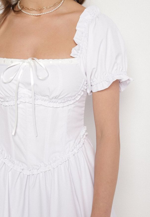 Born2be - Biała Sukienka Vices w Rustykalnym Stylu z Gorsetowym Wiązaniem Tolaviela. Okazja: na spacer, na imprezę. Typ kołnierza: dekolt gorset. Kolor: biały. Materiał: jeans. Wzór: aplikacja. Typ sukienki: gorsetowe. Styl: elegancki