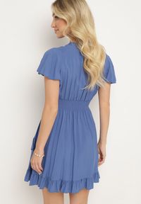Born2be - Niebieska Bawełniana Sukienka z Gumkami w Talii z Kopertowym Dekoltem i Falbankami Lolana. Typ kołnierza: kołnierz z falbankami. Kolor: niebieski. Materiał: bawełna. Długość rękawa: krótki rękaw. Typ sukienki: kopertowe #7