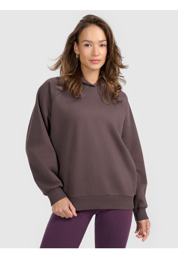 4f - 4F Bluza dresowa nierozpinana z kapturem damska - brązowa S. Okazja: na co dzień. Typ kołnierza: kaptur. Kolor: brązowy. Materiał: dresówka. Styl: klasyczny, casual, sportowy