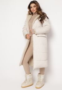 Born2be - Jasnobeżowa Dwustronna Kurtka Płaszcz z Kapturem Eldorra. Typ kołnierza: kaptur. Kolor: beżowy. Materiał: futro #7