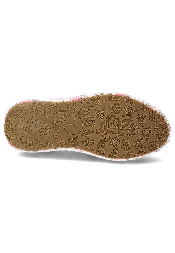Sneakersy damskie Laura Vita, podwyższona podeszwa z ozdobnym wzorem na bokach oraz miękki kołnierz przy kostce, różowy, 64 SL26803B-64. Okazja: na co dzień. Kolor: różowy. Materiał: jeans, materiał. Szerokość cholewki: normalna. Wzór: aplikacja, kwiaty. Styl: casual