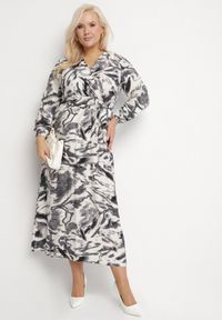 Born2be - Czarna Rozkloszowana Sukienka Kopertowa z Wiskozą w Abstrakcyjny Wzór Dleffia. Okazja: na co dzień. Typ kołnierza: dekolt w serek. Kolekcja: plus size. Kolor: czarny. Materiał: wiskoza. Typ sukienki: kopertowe. Styl: elegancki, casual #3