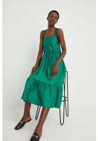 Answear Lab sukienka kolor zielony midi rozkloszowana. Typ kołnierza: dekolt w karo. Kolor: zielony. Typ sukienki: rozkloszowane. Styl: wakacyjny. Długość: midi