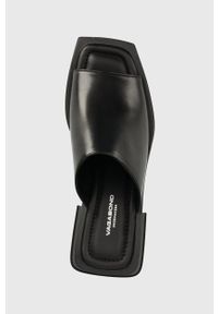 Vagabond Shoemakers klapki skórzane HENNIE damskie kolor czarny na słupku. Kolor: czarny. Materiał: skóra. Obcas: na słupku. Wysokość obcasa: średni #5