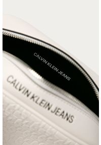 Calvin Klein Jeans - Torebka. Kolor: biały. Wzór: gładki. Materiał: skórzane. Rozmiar: małe. Rodzaj torebki: na ramię #6