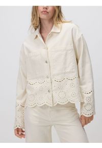 Reserved - Jeansowa kurtka z ażurowym haftem - kremowy. Kolor: kremowy. Materiał: jeans. Wzór: ażurowy, haft #1