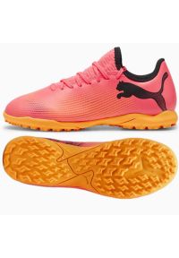 Buty piłkarskie Puma Future 7 Play Tt Jr 107737-03 różowe. Zapięcie: sznurówki. Kolor: różowy. Materiał: guma, syntetyk. Sport: piłka nożna