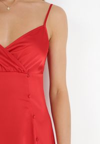 Born2be - Czerwona Sukienka Maxi na Ramiączkach z Głębokim Dekoltem Issabelle. Kolor: czerwony. Długość rękawa: na ramiączkach. Typ sukienki: kopertowe. Długość: maxi #4