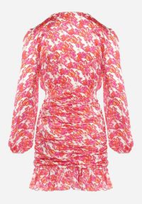 Born2be - Różowa Mini Sukienka Marszczona o Kopertowym Kroju z Lekką Falbanką Xarsa. Kolor: różowy. Typ sukienki: kopertowe. Długość: mini #4