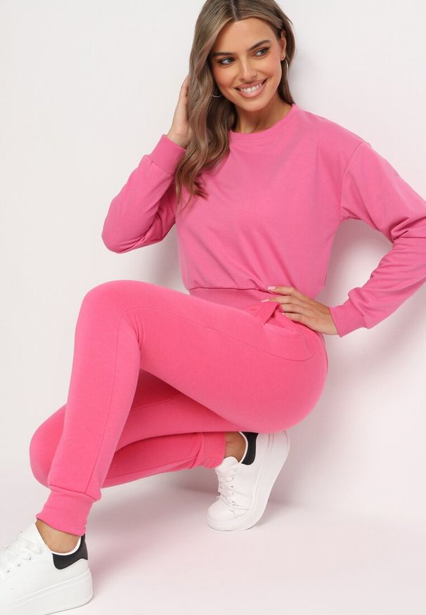 Born2be - Fuksjowa Bluza z Dodatkiem Bawełny Wykończona Ściągaczami Evilaya. Okazja: na co dzień. Kolor: różowy. Materiał: bawełna. Długość rękawa: długi rękaw. Długość: długie. Styl: sportowy, casual