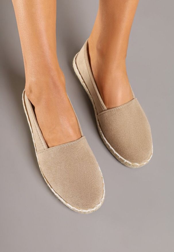 Renee - Ciemnobeżowe Espadryle Vices na Podeszwie Zdobionej Plecionką Sesoriela. Okazja: na co dzień. Zapięcie: bez zapięcia. Kolor: beżowy. Materiał: jeans. Wzór: aplikacja. Sezon: wiosna, lato. Styl: casual