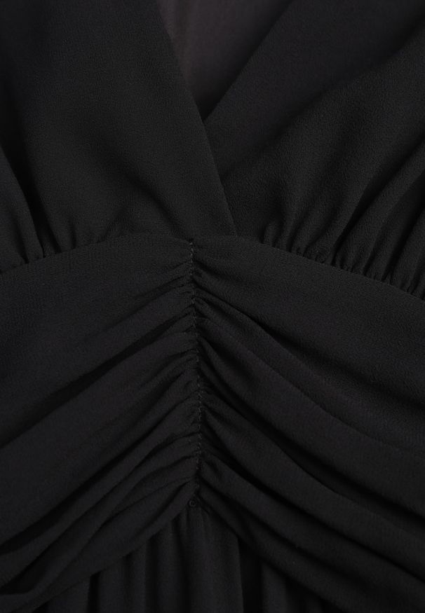 Renee - Czarna Rustykalna Sukienka Wieczorowa z Falbanami i Marszczeniem w Talii Himereanes. Typ kołnierza: kołnierz z falbankami. Kolor: czarny. Materiał: tkanina. Wzór: aplikacja, gładki. Typ sukienki: rozkloszowane. Styl: wizytowy