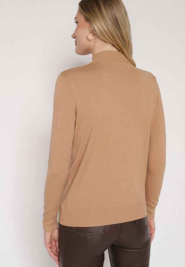 Born2be - Ciemnobeżowy Gładki Sweter z Półgolfem w Stylu Casual Unallia. Okazja: na co dzień. Kolor: beżowy. Materiał: jeans. Długość rękawa: długi rękaw. Długość: długie. Wzór: gładki. Styl: casual