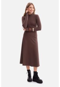 BeWear - Bawełniana sukienka dzianinowa z golfem rozkloszowana brąz. Okazja: na co dzień, do pracy. Typ kołnierza: golf. Kolor: brązowy. Materiał: dzianina, bawełna. Długość rękawa: długi rękaw. Styl: casual #4
