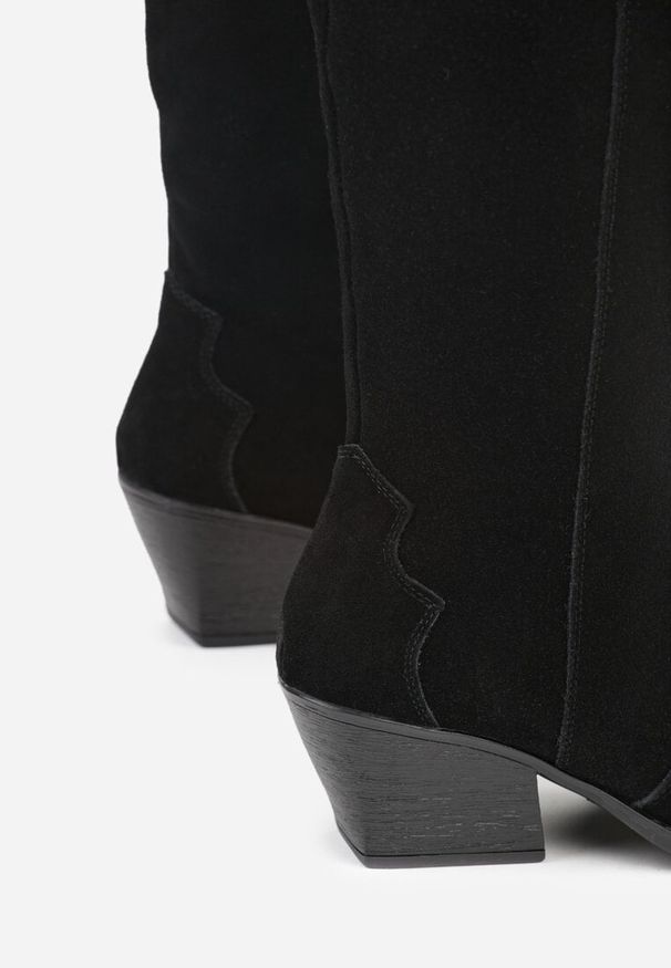 Renee - Czarne Kozaki Typu Kowbojki na Stożku z Naturalnego Zamszu Adeora. Okazja: na co dzień. Zapięcie: sprzączka. Kolor: czarny. Materiał: zamsz. Obcas: na stożku. Styl: casual, elegancki