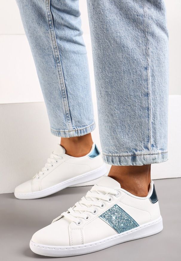 Renee - Biało-Niebieskie Sneakersy Sznurowane Ozdobione Brokatem Vistasta. Nosek buta: okrągły. Zapięcie: sznurówki. Kolor: biały. Materiał: materiał, jeans. Wzór: aplikacja. Obcas: na obcasie. Wysokość obcasa: niski