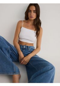 Reserved - Crop top - biały. Kolor: biały. Materiał: prążkowany, bawełna, dzianina. Długość: krótkie