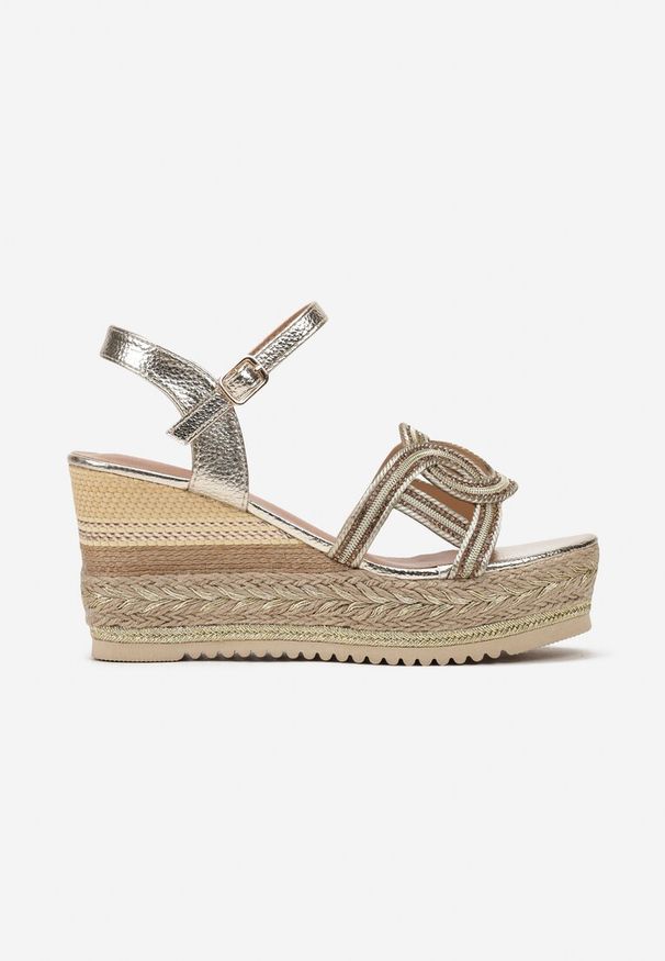 Renee - Złote Sandały Boho na Plecionym Koturnie z Platformą Bovina. Kolor: złoty. Materiał: jeans. Wzór: aplikacja, ażurowy. Obcas: na koturnie. Styl: boho