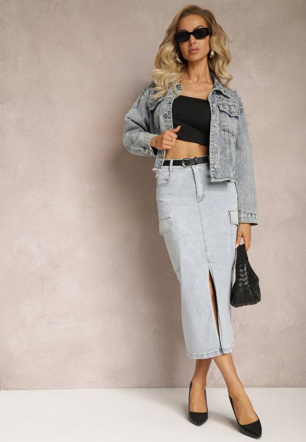 Renee - Jasnoniebieska Jeansowa Spódnica Midi o Fasonie Cargo z Rozcięciem Codie. Okazja: na co dzień. Stan: podwyższony. Kolor: niebieski. Materiał: jeans. Styl: elegancki, casual