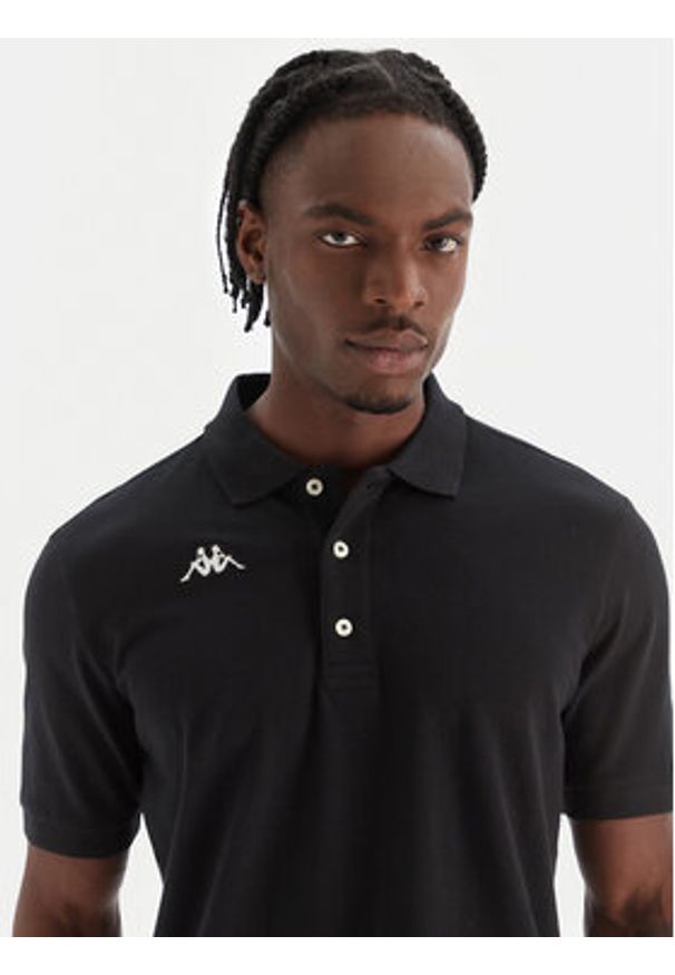 Kappa Polo Logo Sharas Mss 302B3D0 Czarny Regular Fit. Typ kołnierza: polo. Kolor: czarny. Materiał: bawełna