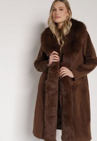Born2be - Brązowy Płaszcz Ozdobiony Odpinanym Futerkiem Lianossa. Okazja: na co dzień. Kolor: brązowy. Materiał: futro. Wzór: aplikacja. Styl: klasyczny, casual #1