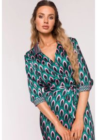 MOE - Satynowa sukienka kopertowa z dekoltem V i wiązaniem zielona. Okazja: na ślub cywilny, na wesele, na imprezę. Kolor: zielony. Materiał: satyna. Typ sukienki: kopertowe #4