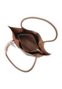 Torebka damska Rieker, ze skóry ekologicznej o prostej eleganckiej formie z ozdobną apaszką przy uchwycie wygodna do noszenia w dłoni i na ramieniu,. Kolor: brązowy. Materiał: skórzane. Styl: elegancki. Rodzaj torebki: na ramię #3