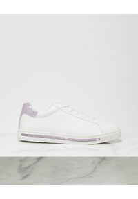 RENE CAOVILLA - Białe sneakersy Xtra z fioletowymi kryształami. Nosek buta: okrągły. Kolor: biały. Materiał: guma. Wzór: napisy, aplikacja #3
