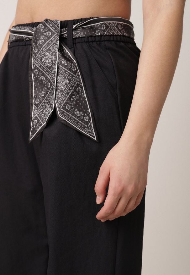 Born2be - Niebieskie Eleganckie Spodnie z Bawełny i Wiskozy z Materiałowym Paskiem-Apaszką Vetina. Okazja: na spotkanie biznesowe, na co dzień, do pracy. Kolor: niebieski. Materiał: wiskoza, bawełna, materiał. Styl: elegancki