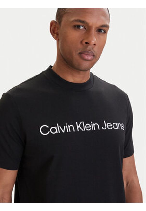 Calvin Klein Jeans T-Shirt LV04RAB810 Czarny Regular Fit. Kolor: czarny. Materiał: bawełna