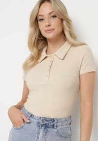Born2be - Beżowy Bawełniany T-shirt Prążkowany Typu Polo z Guzikami Avelavia. Okazja: na co dzień. Typ kołnierza: polo. Kolor: beżowy. Materiał: bawełna, prążkowany. Styl: klasyczny, casual #7