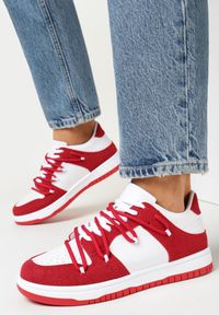 Born2be - Biało-Czerwone Buty Sportowe Lucila. Kolor: biały. Materiał: materiał. Szerokość cholewki: normalna