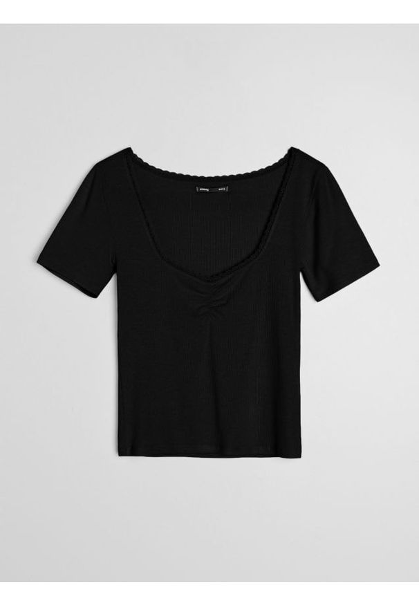 Sinsay - Wiskozowa koszulka z koronką i marszczeniem przy dekolcie - czarny. Kolor: czarny. Materiał: koronka, wiskoza. Wzór: koronka