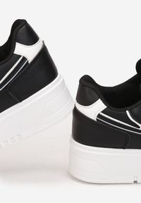 Born2be - Czarne Sneakersy Alexiroe. Nosek buta: okrągły. Kolor: czarny. Materiał: materiał. Szerokość cholewki: normalna. Wzór: aplikacja, kolorowy. Sezon: lato