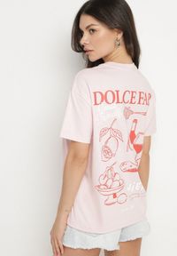 Born2be - Jasnoróżowy Bawełniany T-shirt z Ozdobnym Nadrukiem Addlessa. Okazja: na co dzień. Kolor: różowy. Materiał: bawełna. Wzór: nadruk. Styl: klasyczny, casual #7
