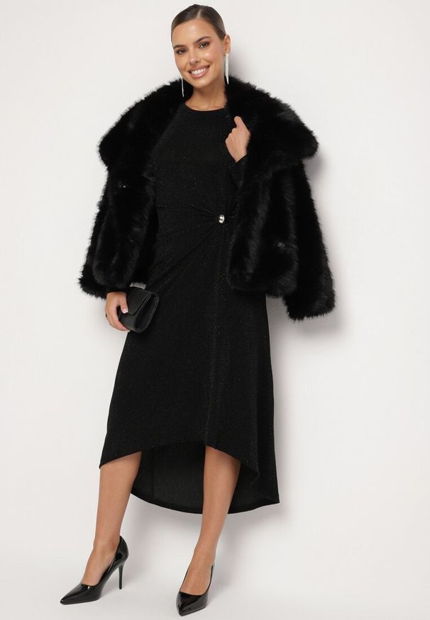 Born2be - Czarna Dopasowana Sukienka o Asymetrycznym Kroju z Guzikiem i Cyrkoniami Enadith. Okazja: na spotkanie biznesowe. Kolor: czarny. Wzór: aplikacja. Typ sukienki: asymetryczne. Styl: biznesowy