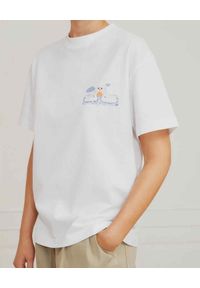 SAKS POTTS - Biały t-shirt z nadrukiem August. Kolor: biały. Materiał: bawełna. Wzór: nadruk