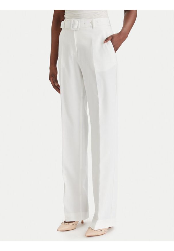 Guess Spodnie materiałowe W6GB05 W1765 Biały Regular Fit. Kolor: biały. Materiał: syntetyk