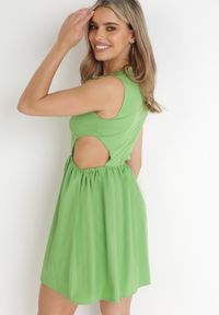 Born2be - Zielona Sukienka z Ozdobnym Dekoltem z Gumką i Wycięciem w Talii Alizisa. Okazja: na imprezę. Kolor: zielony. Styl: wakacyjny #2