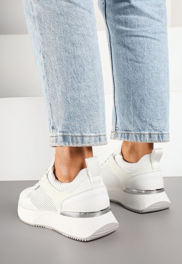 Renee - Białe Sneakersy z Siateczkową Cholewką Saramis. Okazja: na co dzień. Kolor: biały. Materiał: jeans. Szerokość cholewki: normalna