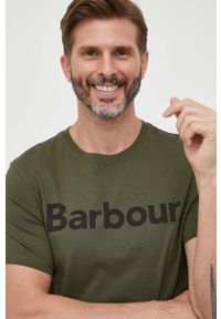 Barbour t-shirt bawełniany kolor zielony z nadrukiem. Kolor: zielony. Materiał: bawełna. Wzór: nadruk. Styl: klasyczny #2