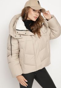 Born2be - Jasnobeżowa Kurtka z Pikowanymi Przeszyciami i Odpinanym Kapturem Eantina. Okazja: na co dzień. Kolor: beżowy. Materiał: jeans, materiał. Długość rękawa: długi rękaw. Długość: długie. Styl: klasyczny, casual #6