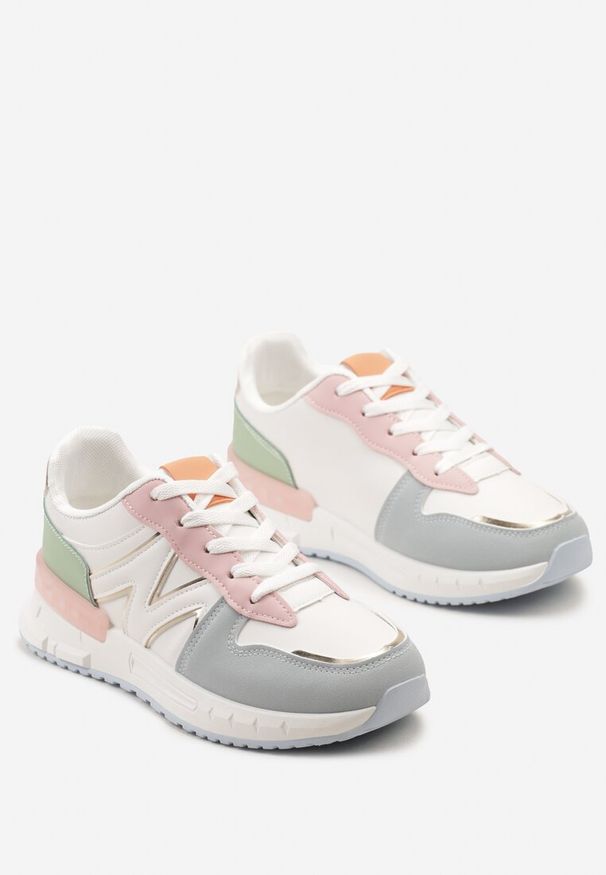 Renee - Biało-Niebieskie Płaskie Sneakersy ze Sznurowaniem z Metalicznymi Wstawkami Remarie. Okazja: na co dzień. Nosek buta: okrągły. Zapięcie: sznurówki. Kolor: biały. Materiał: skóra, jeans. Obcas: na obcasie. Wysokość obcasa: niski