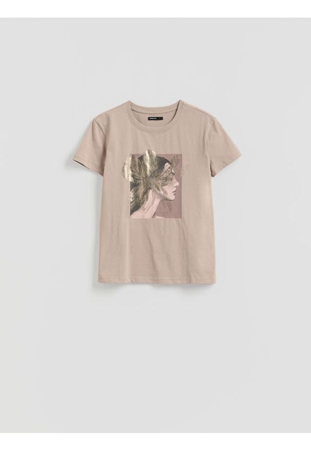 Reserved - Bawełniany t-shirt z nadrukiem - beżowy. Kolor: beżowy. Materiał: bawełna. Wzór: nadruk