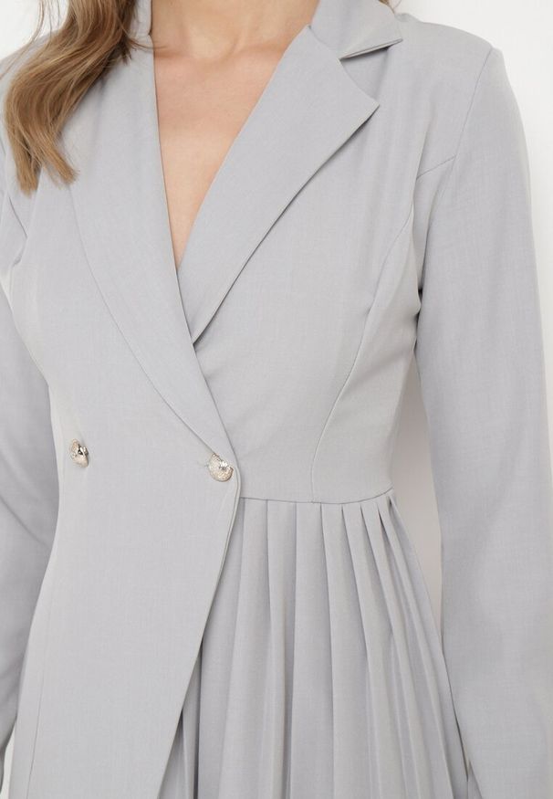 Born2be - Jasnoszara Rozkloszowana Sukienka Mini z Kopertową Górą i Plisami na Dole Lontasa. Kolor: szary. Typ sukienki: kopertowe. Styl: elegancki. Długość: mini