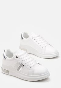 Born2be - Białe Sznurowane Sneakersy z Ekoskóry Ozdobione Cyrkoniami Aloulie. Wysokość cholewki: przed kostkę. Kolor: biały. Szerokość cholewki: normalna. Wzór: aplikacja. Obcas: na płaskiej podeszwie #4