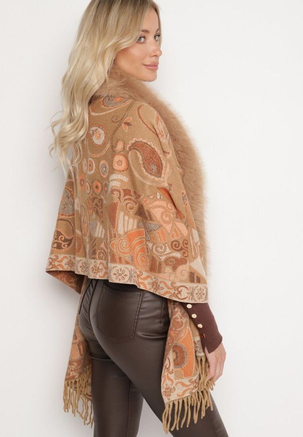 Born2be - Brązowe Wzorzyste Ponczo z Frędzlami i Futerkowym Obszyciem Serrattia. Okazja: na co dzień, na imprezę. Kolor: brązowy. Styl: elegancki, boho, casual