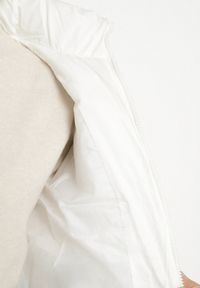 Born2be - Biała Pikowana Kurtka Puffer o Prostym Kroju ze Ściągaczami przy Rękawach Suzzana. Okazja: na co dzień, na spacer. Kolor: biały. Materiał: jeans, poliester. Styl: casual, elegancki #3