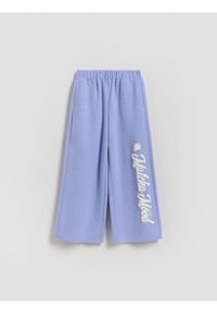 Reserved - Spodnie dresowe z nadrukiem - jasnoniebieski. Kolor: niebieski. Materiał: dresówka. Wzór: nadruk #1