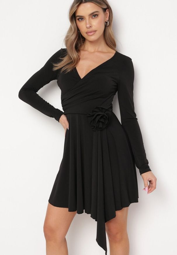 Born2be - Czarna Asymetryczna Sukienka Koktajlowa z Odpinaną Kwiatową Broszką Grangerra. Kolor: czarny. Wzór: kwiaty. Typ sukienki: asymetryczne. Styl: wizytowy